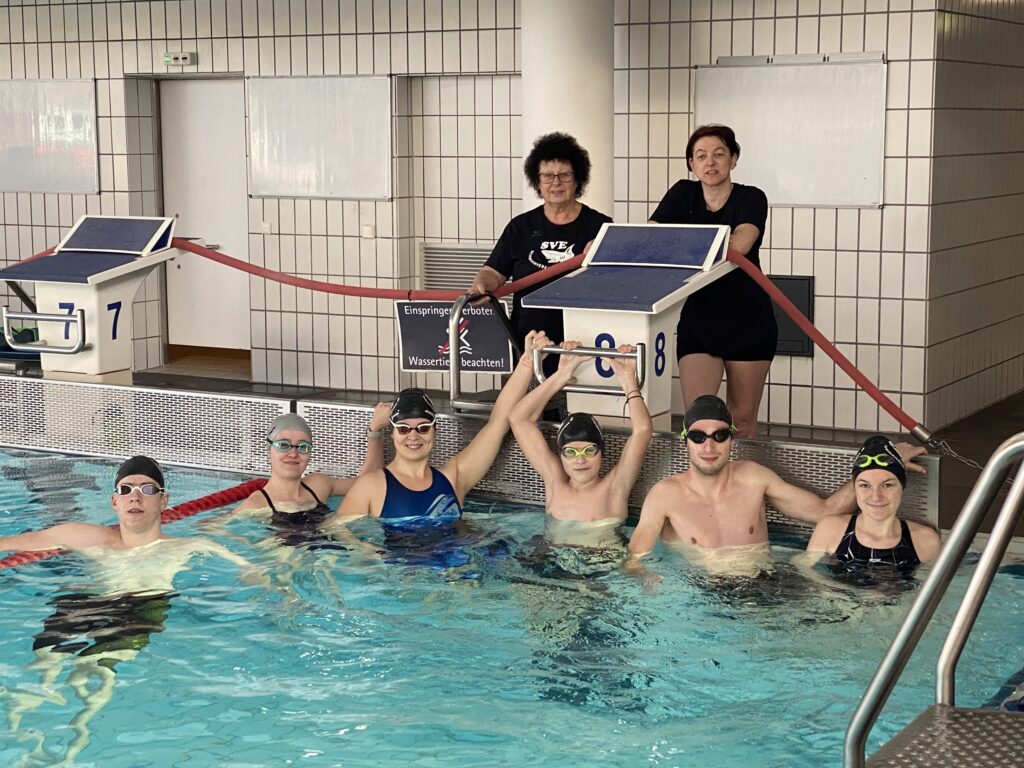 Die fleißige Hai-Truppe im Wasser